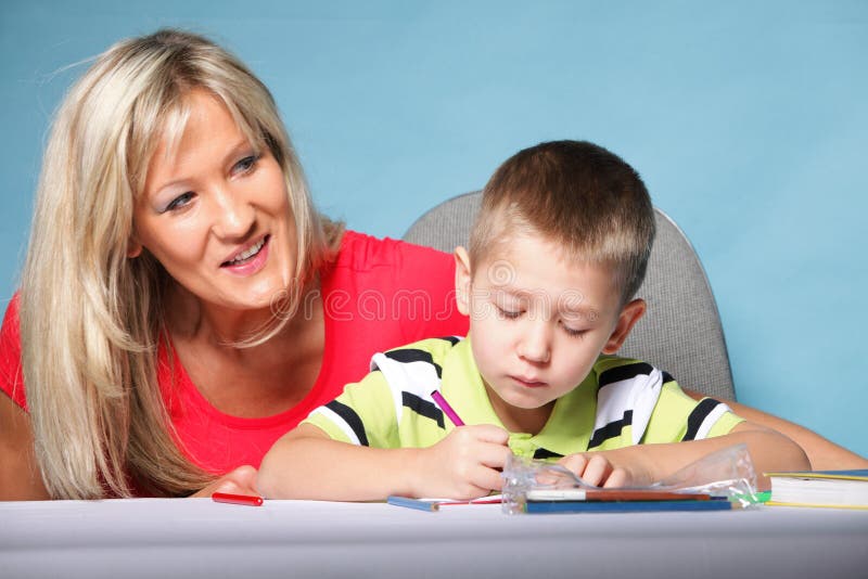 Мама дает сыну внутрь. Мама читает сыну. Сын объединить. Reads book to children son and daughter.