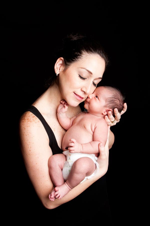 Мамино белье сын. Мама с ребёнком на руках. Фотосессия мама и новорожденный. Мама с грудным ребенком. Молодые мамы с грудными детьми.