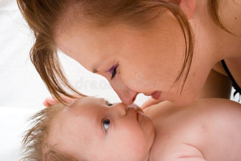 Видео крупно матери и сына. Мама целует малыша в нос.