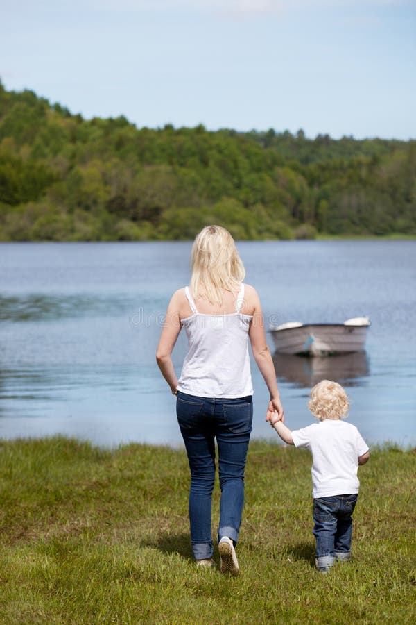 С мамой на озере. Мать озеро. Фотографии со высоким сыном стоя мама. Мама с сыном около речки сидят картинки. Мама на озере рассказы