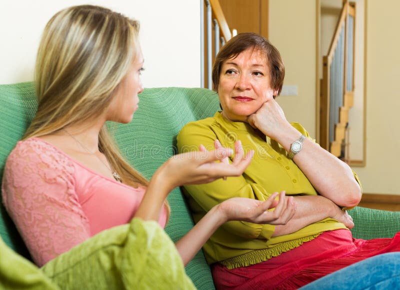 Дочка разговаривает с мамой по телефону. Сплетни с мамой. Mother daughter serious talk. Мама с дочкой разговаривают около двери. Мама пришла.