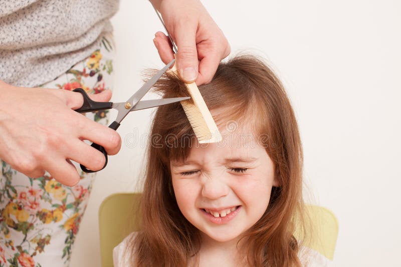 Можно маме стричь. Подстричь маму в домашних условиях. Дочь постригла себе волосы. Стригу дочь. Стричь волосы резать для детей.