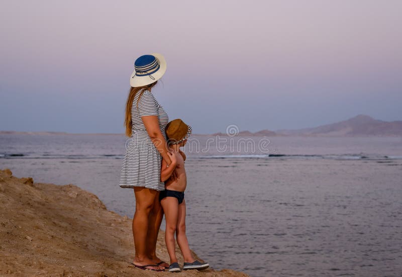 Мама с сыном на пляже Мама с сыном на пляже