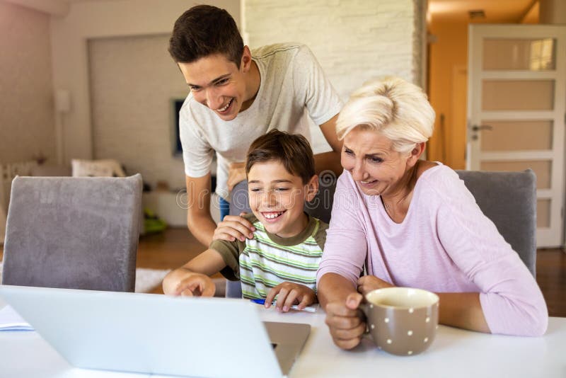 Mom with her sons friend. Mom with her sons friend. Mom with her sons friend. Мама целует сына старые фото. Помогла папе расслабиться.