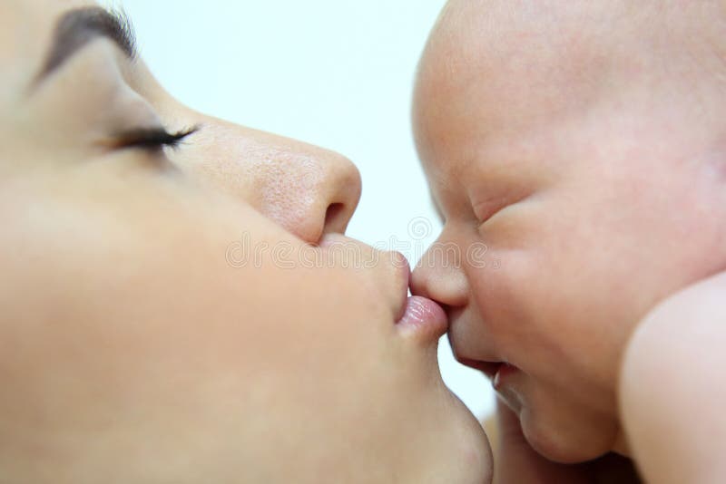 Видео целовать маму. Мама целует малыша в нос. Малыш целует в носик маму. Носик к носику мама и ребенок. Малыша целуют в носик.