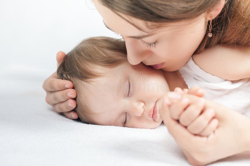 Снится мама целует. Мама целует малыша. Мама целует ребенка перед сном. Мама целует ручки малыша. Мама целует ручку ребенка.