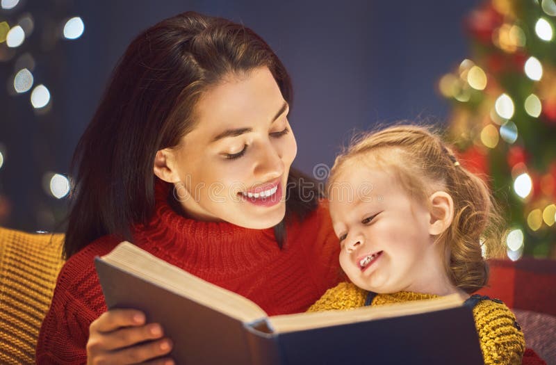 Сестра матери читать. Мама читает ребенку. Мама рассказывает сказку. Мама читает сказку на ночь. Ребенок рассказывает сказку.