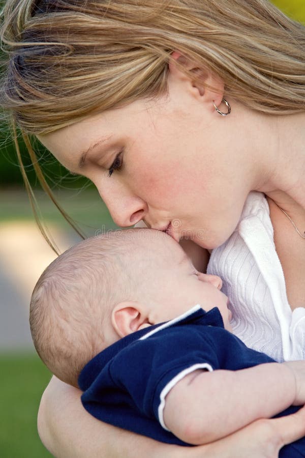 Сын поцеловал мать. Поцелуй в лоб ребенка. Женщина целует ребенка. Мама целует ребенка в лоб. Мама целует малыша.