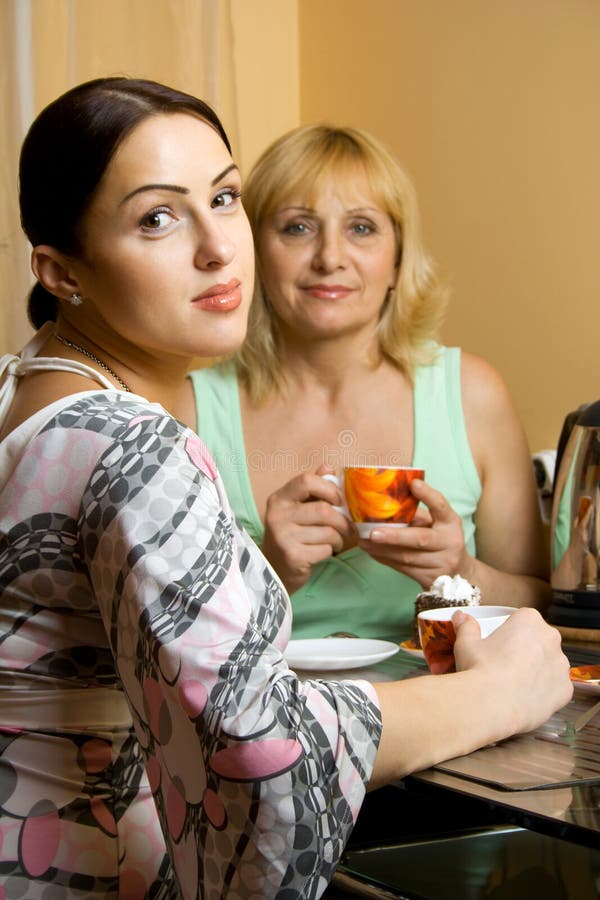 Т мать в ж. Мама с дочкой пьют. Мама и ее подруга. Мать и дочь пьют чай. Картинка мама и дочь выпивают.