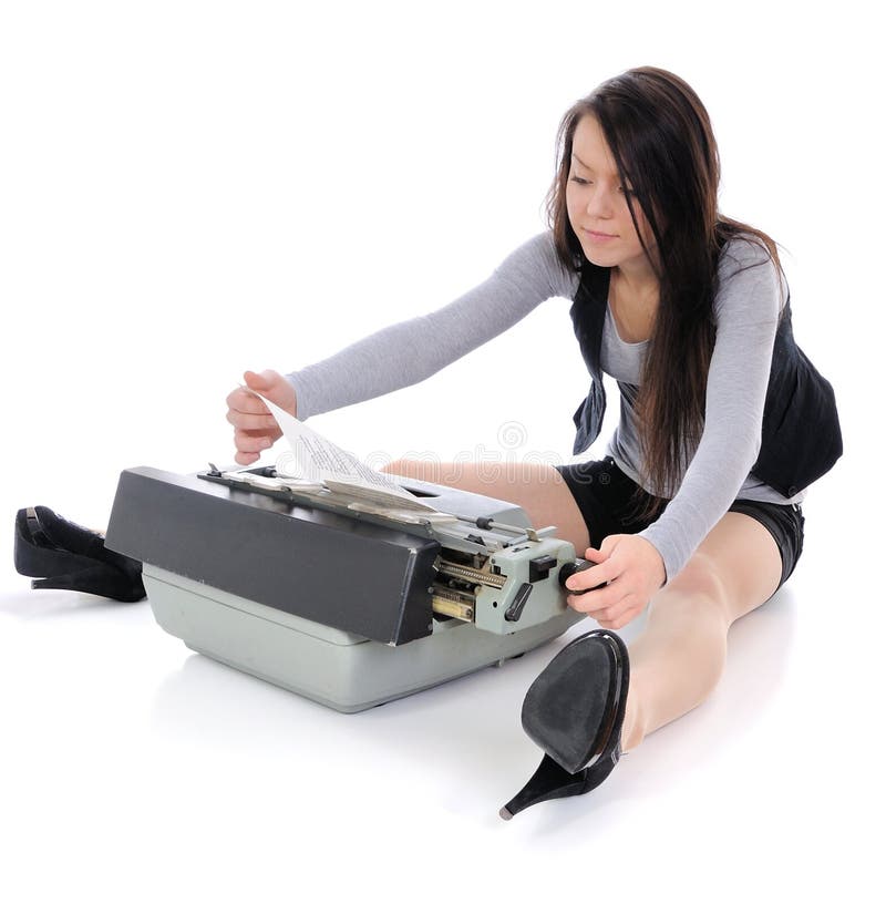 Девушки печатают. Девушка с печатной машинкой. Девушка печатает на машинке. Фотосессия с печатной машинкой. Печатает на машинке фотосессия.