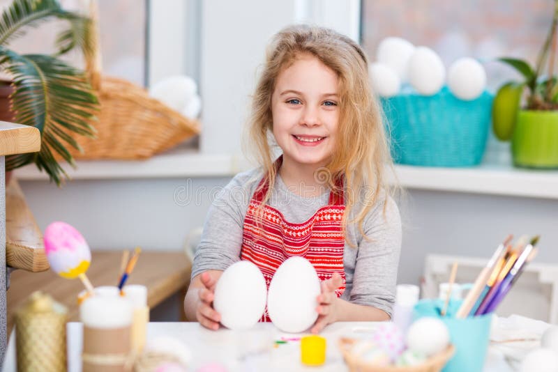 дети пекут пасху. куриное яйцо в руке. девушка держит яйца. девочки показывают яички. девочка с яйцами.