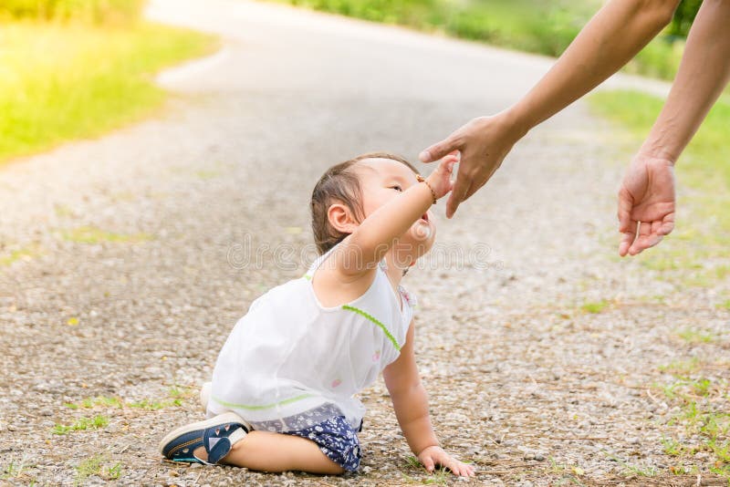 детская и взрослая рука. 1 малыш протянул руки на встречу маме. первые шаги ребенка. первые шаги ребенка. девочка держит на ладошке.