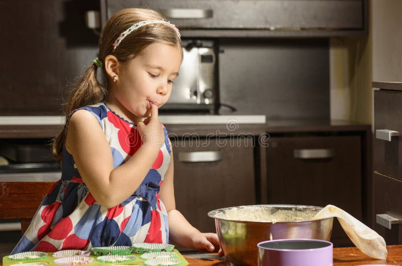 пробуют пальцем. девочка пробует палец в торте. девочка пробует торт. девушка показывает 2 пальца. аня арацкая сталинград.