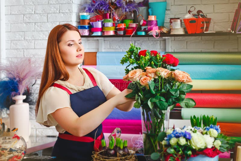 Девушка в цветочном магазине