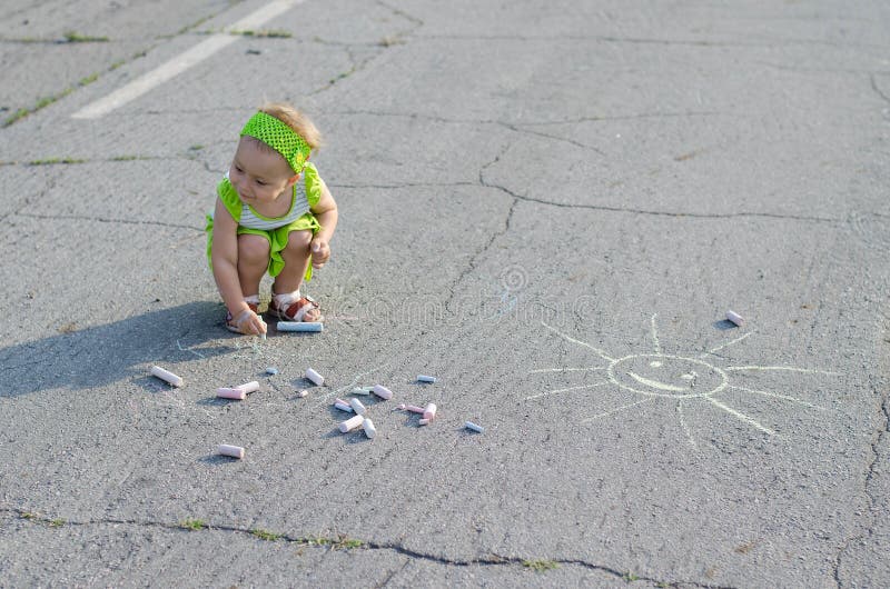 Мальчик писает на девушку. Маленькая девочка рисует на асфальте. Ребенок писается на улице.