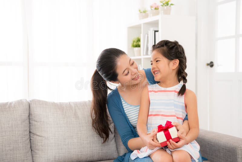 мама с девочкой сижу. мама с младенцем. уставшая женщина с детьми. мама с девочкой сижу. девочка на море.