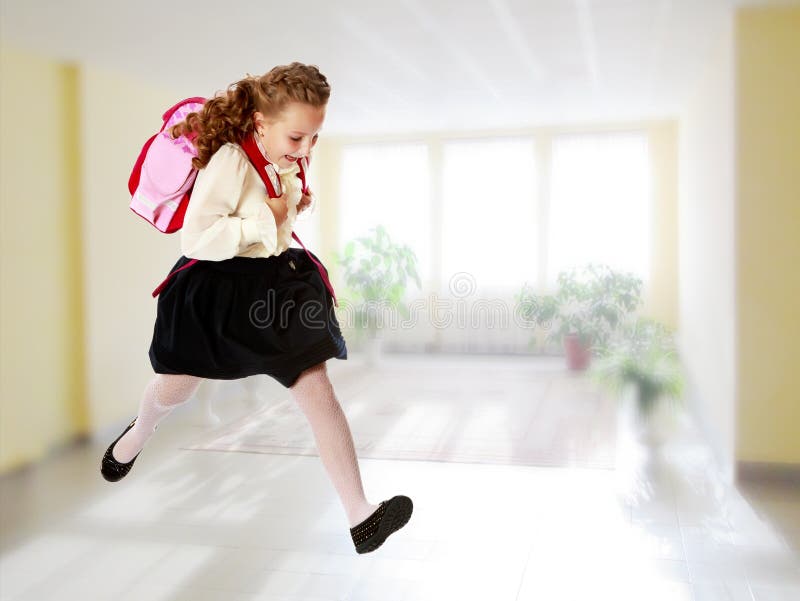 Ребенок опоздал в школу. Девочка бежит в школу. Девушка убегает в школе. Девушка опаздывает в школу.
