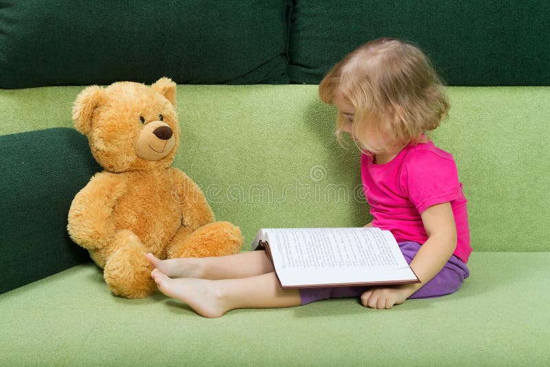 Плюшевый читать. Мишки в книжке. Медведь с книгой на диване. Девочка с книгой и игрушкой. Медвежонок с книгой на диване.