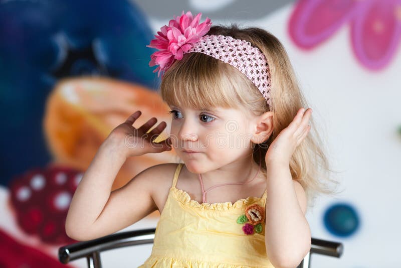 Девочка показывает язык фото. Анастасия князева. Покажи девочку ее. Девочка показывает рукой. Покажи девочку ее.