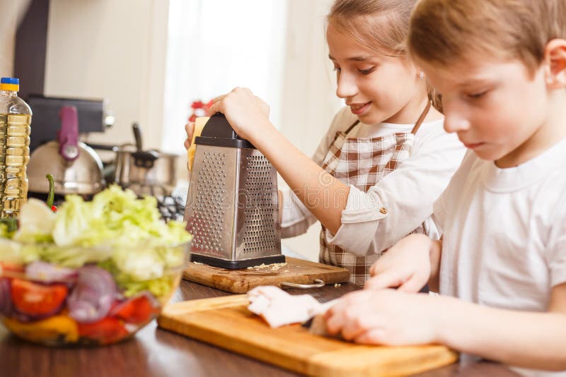 дети готовят пиццу. дети помогают родителям. кухня для детей. девушка на кухне. подросток кушает на кухне.