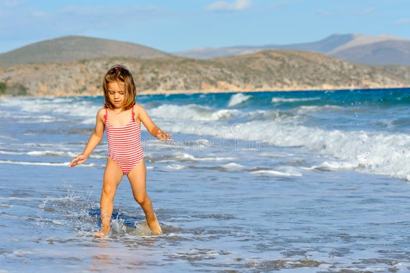 Девочки дети пляж. Голописые малыши на пляже. Девочки малыши лет топлесс. Предподростковый Возраст девочки пляж. Голописые.