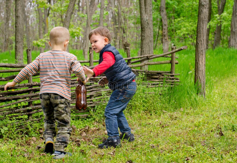 Картинка два мальчика играют в парке. Два мальчика рядом с деревом. Мальчик играет роль дерева. Два мальчика рядом с деревом картинки.