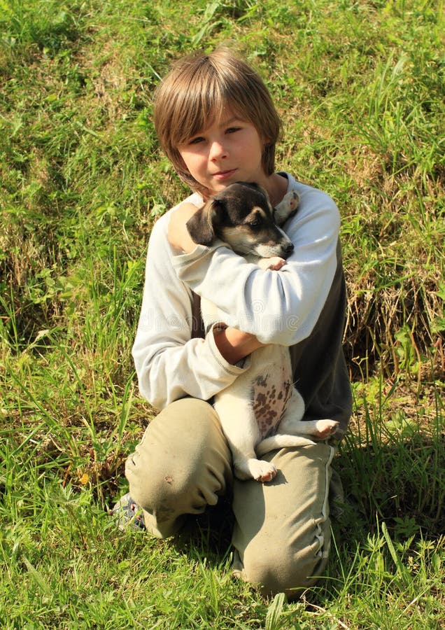 Мальчик держит собаку. Мальчик держит собаку на руках. Мальчик держит щенка. Мальчик держит фото собаки в руке. Мальчик держит.щенка фотосессия.