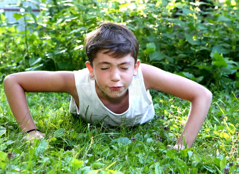 Видео мальчик сделал девочке. Мальчик (12 лет) делает грядки. Как из мальчика сделать девочку. Мальчик делает фото.