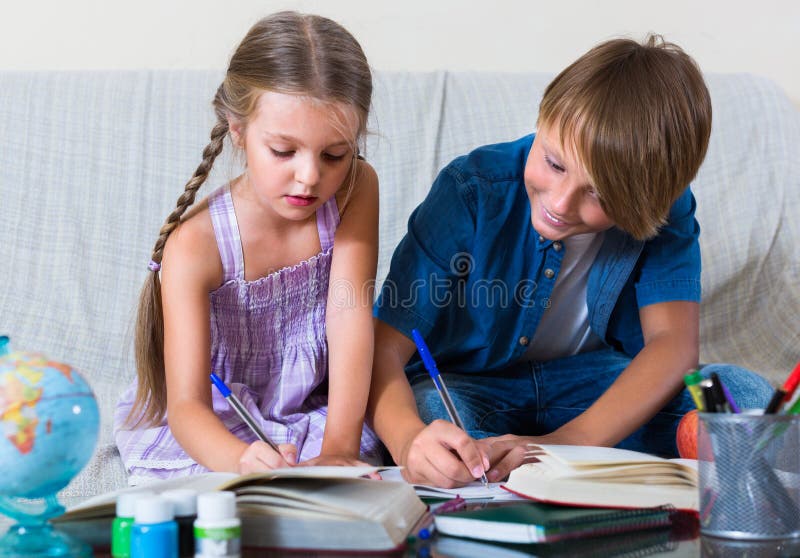 Сестренка учится. Сестра учится. Сестра изучает свое тело. My sisters studying for her Exams.