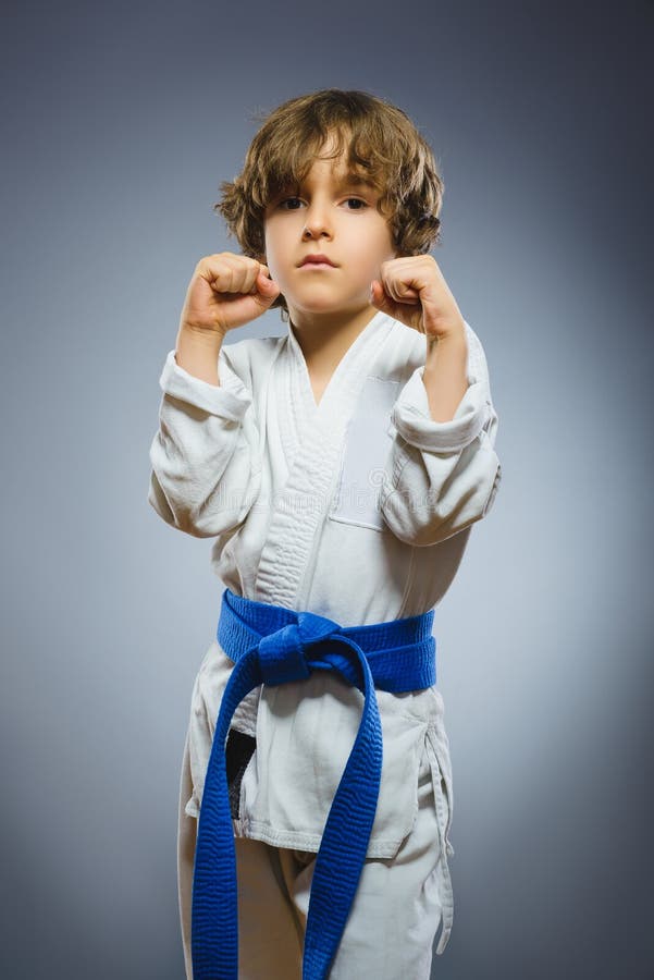 Я спешу на тренировку в кимоно сражаюсь. Мальчик карате. Пояса в карате мальчики. Дети с синим поясом по каратэ. Синий пояс по карате на мальчике.