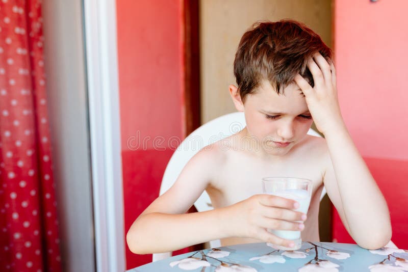 Выпила холодного заболело. Ребенок пьет Холодное. Рыжий мальчик пьет молоко. Мальчик выпил всю воду.