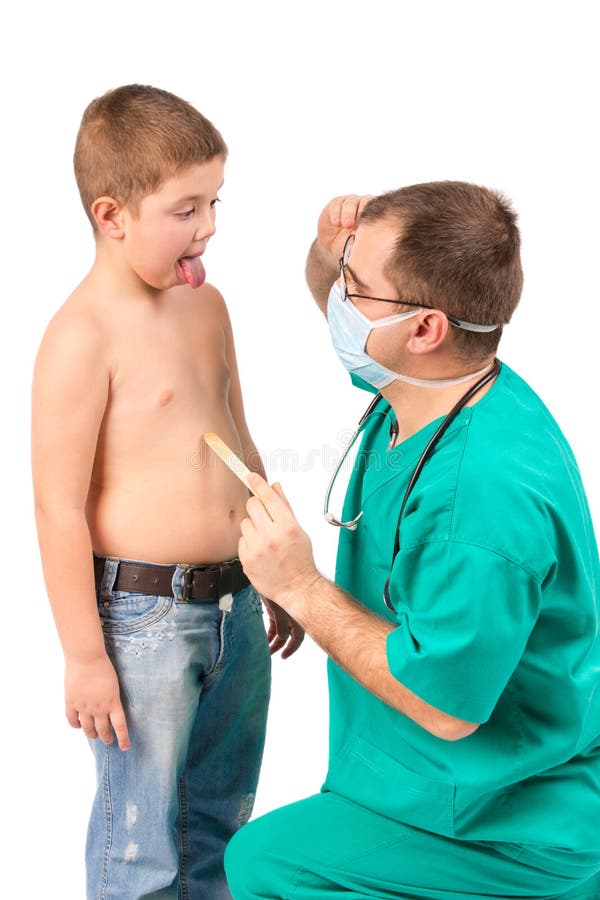 Врач осматривает мальчиков. Врач осматривает мальчика. Мальчик у врача. Мальчик доктор мальчик Doctor. Юноша у врача.