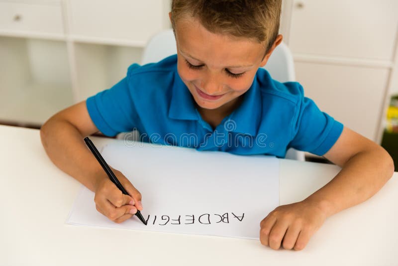 Мальчик который написал помогите. Мальчик пишет мир. Два мальчика пишут картинка. Толстый мальчик пишет письмо. Мальчик не может писать.