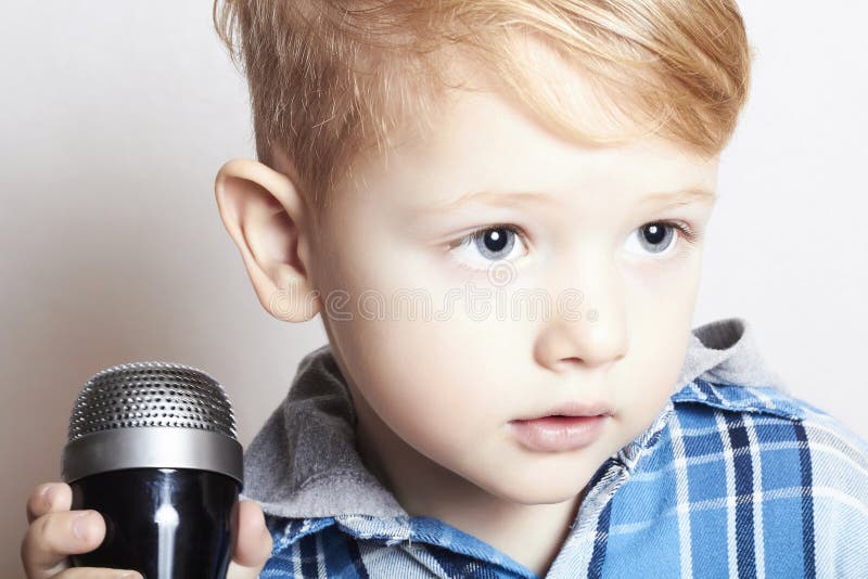 Мальчики пои. Мальчик с микрофоном. Маленький мальчик поет в микрофон. Мальчишки с микрофоном. Парень поет в микрофон.