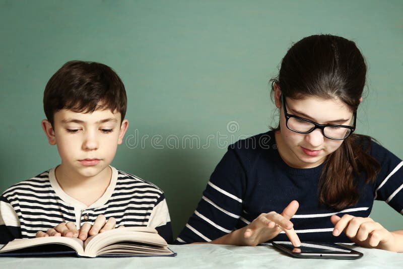Том читает и смеется. A boy and a girl reading.