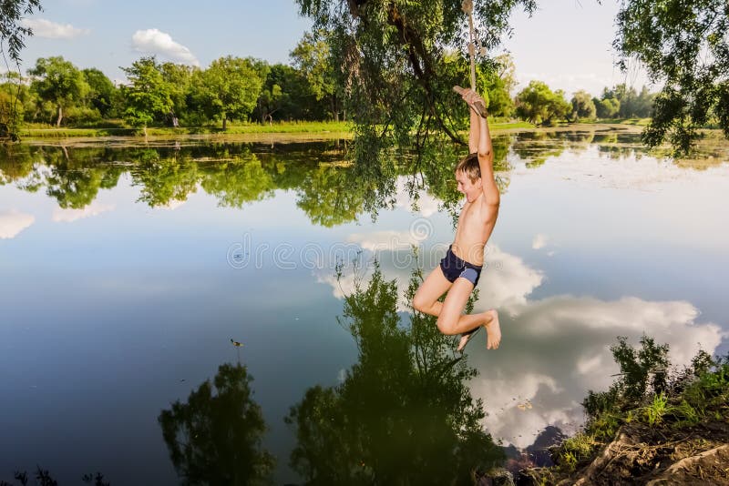 Мальчик прыгает в воду