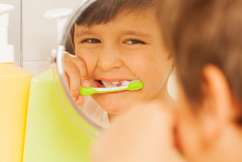 Чистить зубы мылом. Семья чистит зубы. Мальчик смотрит на стакан с зубами.