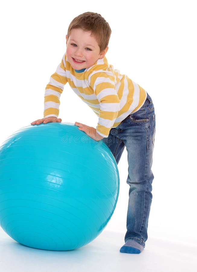 Мальчик с большим шаром. Мальчик в шаре. Мальчик с шаром. Мальчик и большой мяч. Мальчик на большом шаре.