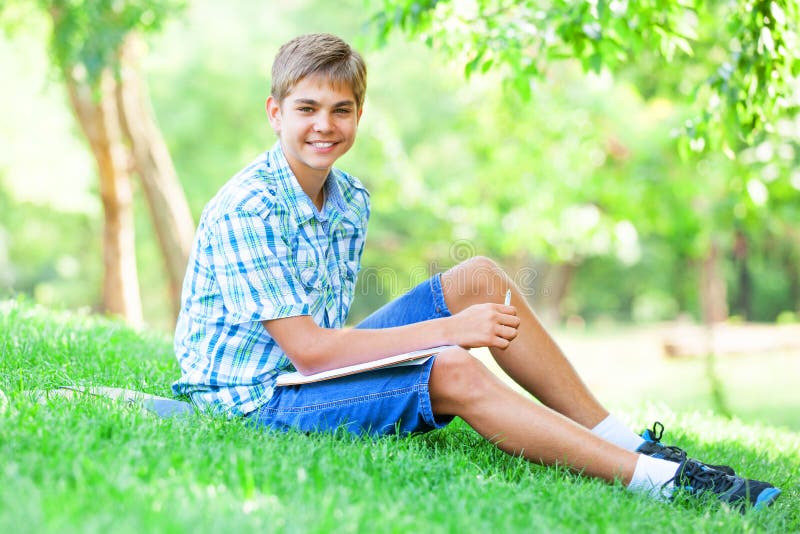 Подростки стоят. Парень подросток стоковое фото. Мальчик подросток в рубашке на природе. Мальчик подросток с книгой фото.
