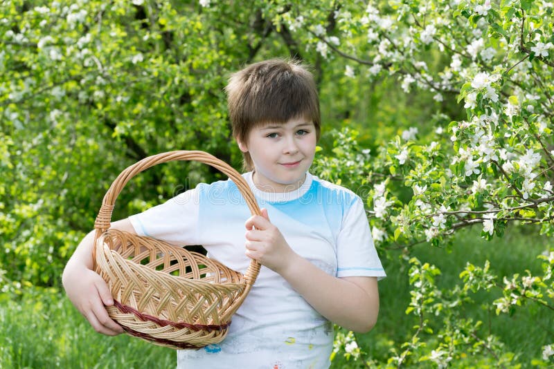 Дети с корзинкой
