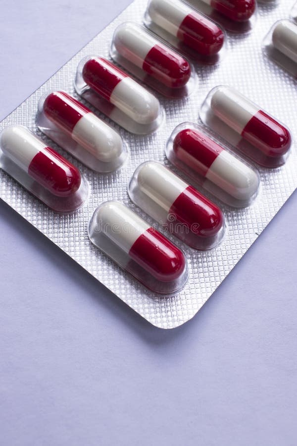 Почему таблетки в капсулах. Medical drug Pills Blister Pack. Красно белые капсулы. Капсулы лекарства. Красно белые таблетки в капсулах.