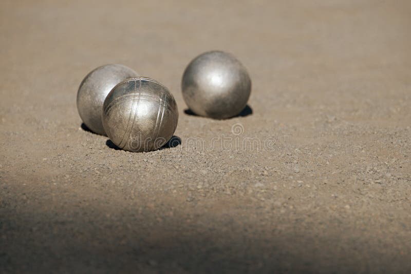 Гонка стальной шар. Тяжелые металлические мячи petanque. Тяжелый шарик. Железные мячи на песке.