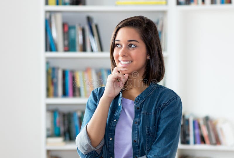 Стильный менеджер. Бизнесмен студентка. Успешная девушка улыбается. Бизнесмен и студентка. Девушка с папкой документов картинки.