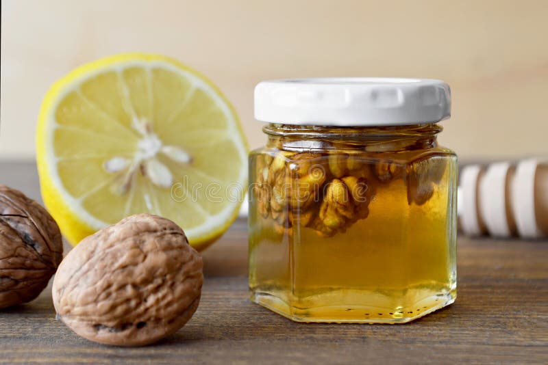 Рецепт меда для потенции. Мед лимон грецкий орех. Мед с орехами. Мед с орехами и лимоном. Мед цедра лимона грецкий орех.