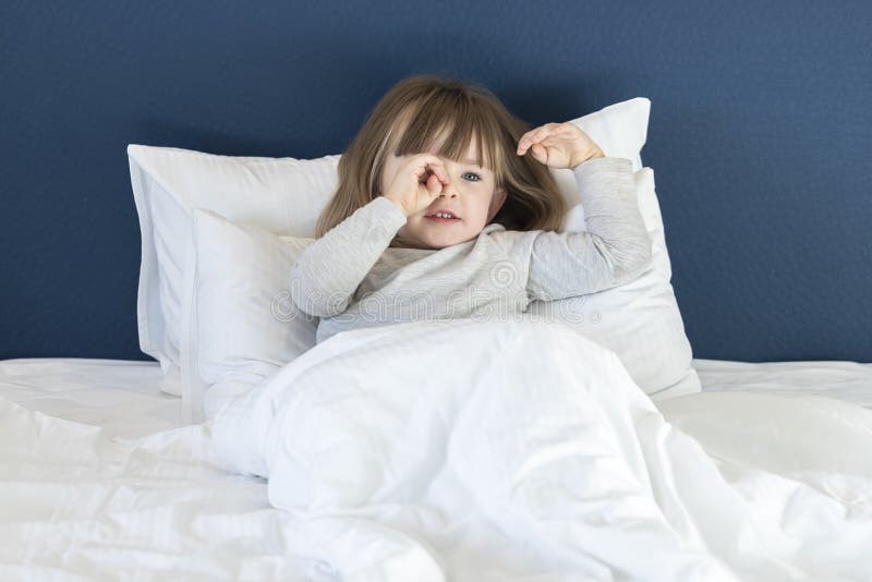 Закрыл глаза и проснулся. Фото ребенка в кровати в пижаме. Картинка ребенок сидит на кровати и зевает для детей. Девочка протягивает куклу девочке которая болеет в окно. Yawn girl.