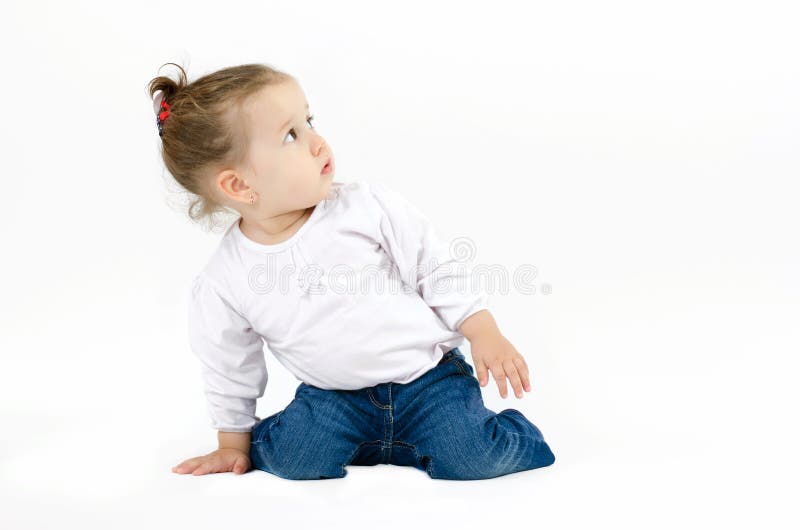 W поза у ребенка. Ребенок сидит на коленях. Девочка сидит на коленях. Малыш сидит. Маленькая девочка накортачках.