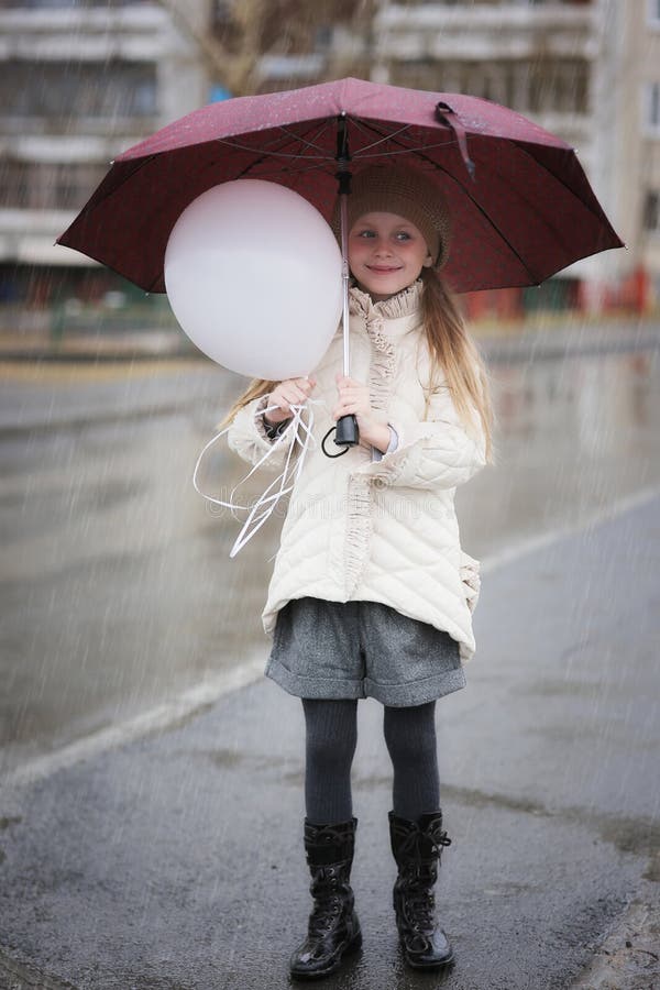 Милая маленькая девочка с зонтиком в дожде Стоковое Изображение ... милая