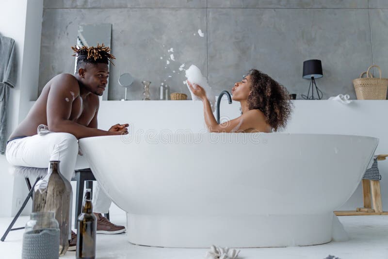 Мужчина в ванной кадр из фильма. Два мужчины в ванной. Два мужика в ванной. Мужчина и женщина в ванной. Человек в ванне 14 лет.