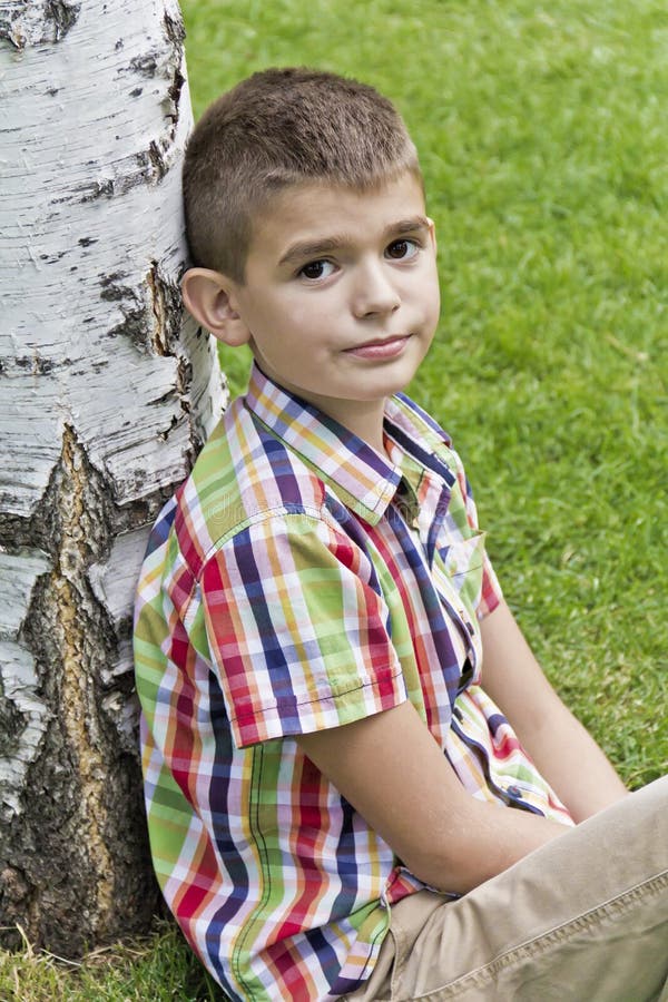 Мальчик 11 лет. Ребенок 11 лет. Мальчик около дерева. Мальчик брюнет 11 лет.