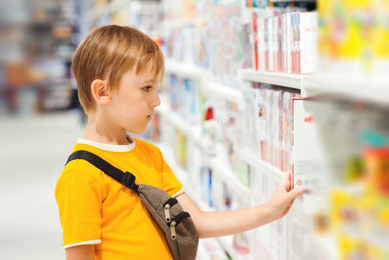 Ребенок в магазине. Boy and choose. Мальчик с гамбургером. Мальчик в магазине. Магазин игрушки для детей фото.